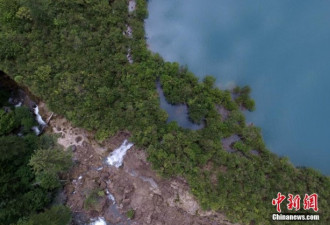 空中俯瞰震后的九寨沟：诺日朗瀑布垮塌
