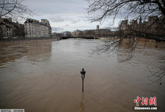 塞纳河水淹巴黎 民众乘舟出行