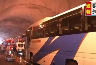 日本发生一辆大巴车与货车相撞事故 至少10人伤