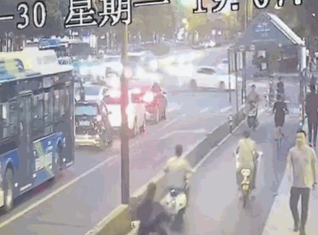 杭州奔驰闹市失控连撞数十人 已致2死13伤