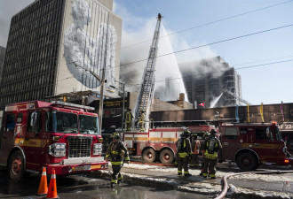 多伦多市中心突发火灾 College街双向封闭