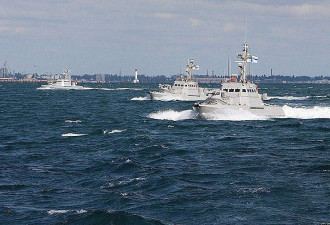 乌克兰海军船只穿过刻赤海峡大桥进入亚速海