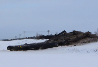 加拿大运油火车脱轨 空气中可闻到原油