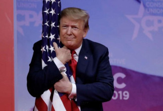 特朗普开讲前拥抱国旗，表情像个4岁孩子
