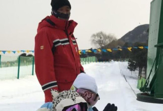 李小璐晒与女儿滑雪照 甜馨躺在妈妈怀中