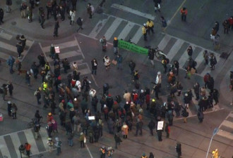 原住民示威蔓延 晚高峰时堵住多伦多市中心路口