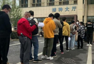 义乌市民排队“抢打”新冠疫苗