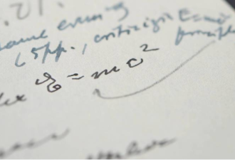 爱因斯坦亲手写下“E=mc2”  这封信卖了百万