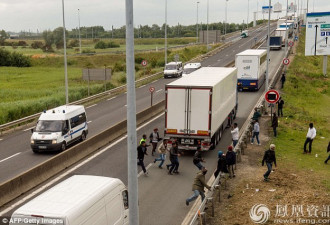 难民设路障强行拦货车去英国 不料被压死