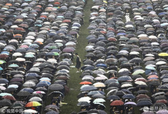 武汉大学的万名大学生在雨中参加毕业典礼