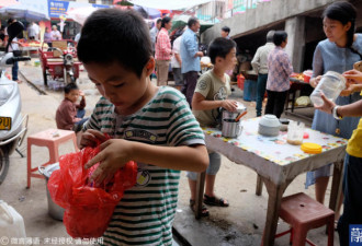 集市上的留守儿童:多挣钱 爸妈就不走了