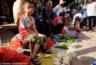 集市上的留守儿童:多挣钱 爸妈就不走了