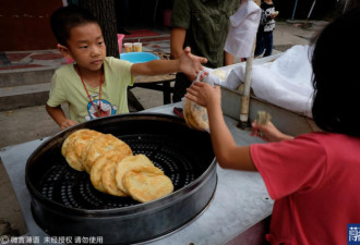 集市上的留守儿童:多挣钱 爸妈就不走了