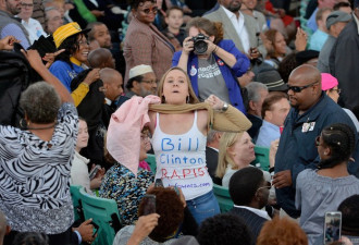 奥巴马为希拉里站台拉票 遭抗议者闹场