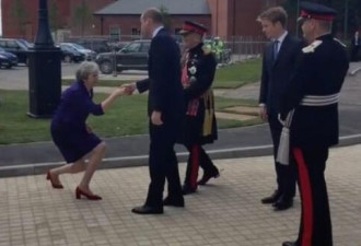 好尴尬！英首相见威廉王子行&quot;屈膝大礼&quot;