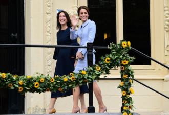 凯特王妃访问荷兰 浅蓝色套装优雅亮相