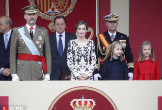 西班牙国庆日阅兵 王后公主颜值爆表惊为天人