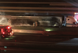 401高速大卡车撞隔离带起火