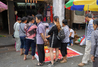 街头游医“医好付钱，不好免费” 老人排队求医