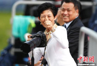 日本王妃参观球队训练 看得兴起客串摄影师