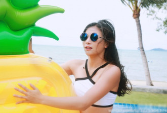 何姿穿比基尼戏水 墨镜中的倒影成焦点