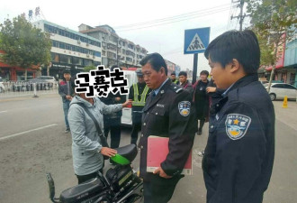 女子违章 先后用两张假钞交罚款 交警报警