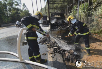 广西一小货车自燃 五千只活鸭变“烤鸭”