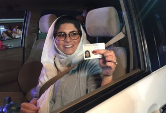 首次合法驾车上街 沙特女子正式解禁