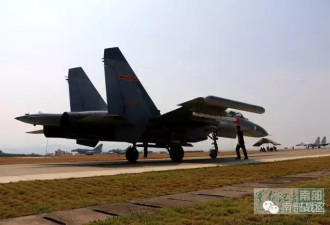 中国空军重型战机实弹射击 倾泻弹雨