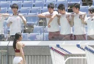 日本学生上演制服诱惑 贴身运动衣显尴尬