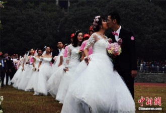 123对武大校友重返校园举办集体婚礼