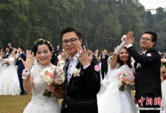 123对武大校友重返校园举办集体婚礼