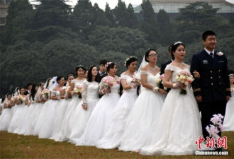 123对武大校友重返校园举办集体婚礼