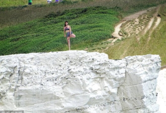英国女子悬崖边淡定做瑜伽引争议