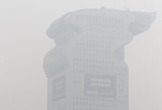 这不是僵尸! 是北京大妈在雾霾中跳广场舞
