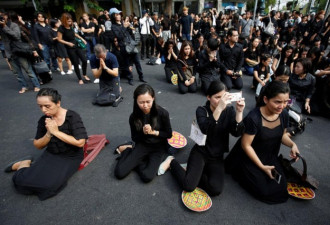 泰国30天国丧开始 全国黑衣脱销