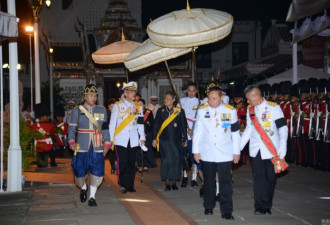 王妃王储与公主纷纷现身吊唁 泰国失去色彩
