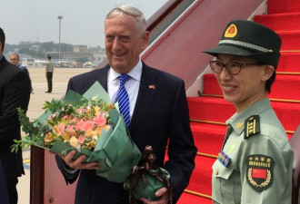 美防长马蒂斯抵达北京 解放军女兵送鲜花