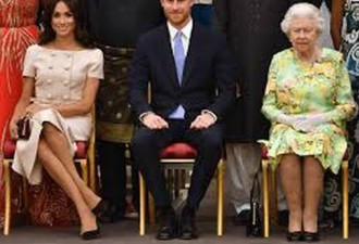 梅根被批坐姿对女王不敬 粉丝：她的腿她做主
