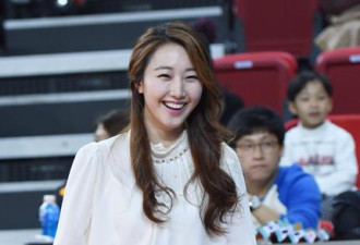 韩国最美女主播赛场秀美腿 打棒球惨遭揩油