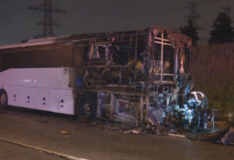 大巴在Hwy 27起火 车被烧了一大半