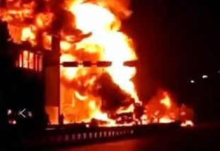 安徽两车相撞汽油泄露引燃民房 已致8死4伤