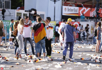 球迷目睹德国爆冷出局，国旗与垃圾满地丢