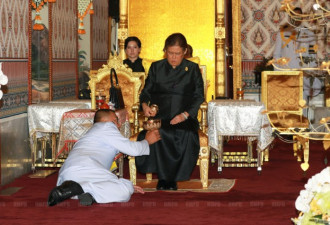 传言中争夺泰国大位的两人同时现身吊唁国王