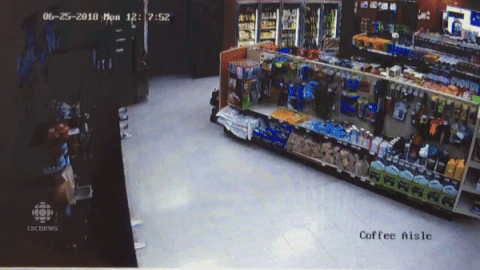 加拿大女贼从超市天花板掉下来  乖乖束手就擒