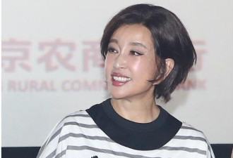 刘晓庆参加活动又年轻十岁 网友：耳朵拉变形了