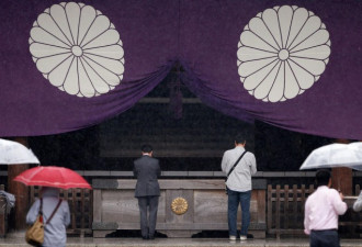 日本议员集体参拜靖国神社 安倍晋三献供品