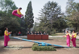 朝鲜举办人民体育大会 群众秀跳板秋千绝活