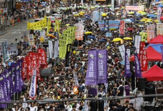 香港7月1日大游行 亲北京团体和游行队伍对呛