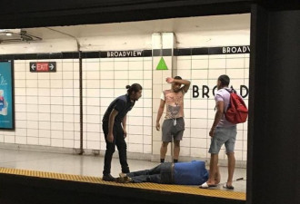 这张照片火了！3青年勇救跌落地铁路轨盲人